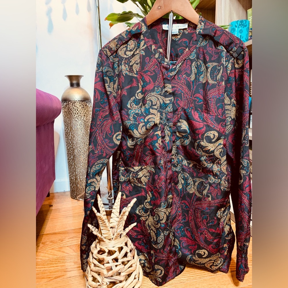 Floral button down M size shirt from Larry Levine